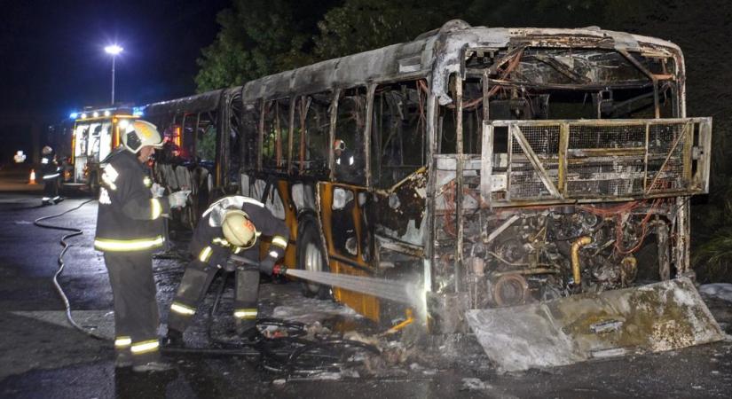 Lángoló buszról menekültek az utasok az M7-esen