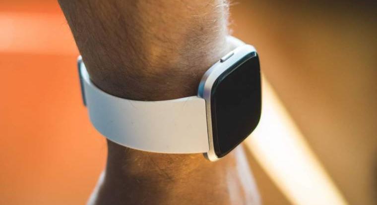 Horkolást felismerő funkcióval bővül hamarosan a Fitbit