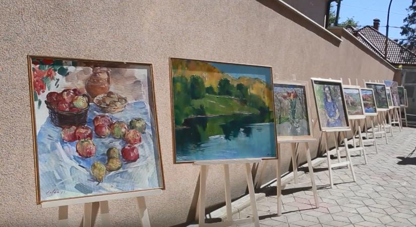 Erfán Ferenc festményeiből nyílt szabadtéri kiállítás Ungváron (videó)
