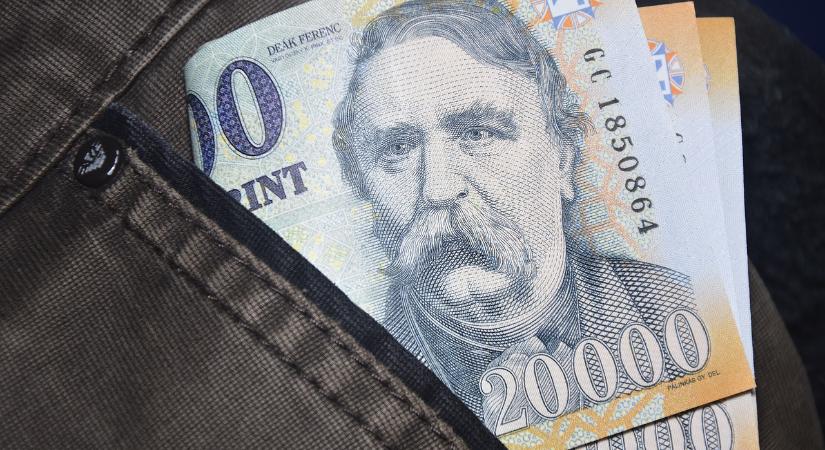 Győri ügy – Pénzt vezetett át magának a testvére számlájáról, és a trezorból is lopott egy banki alkalmazott