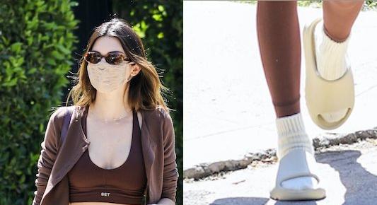 Csak ezt ne! Kendall Jenner hozza vissza a divatba a papucs-zoknit, Kaia Gerber követi