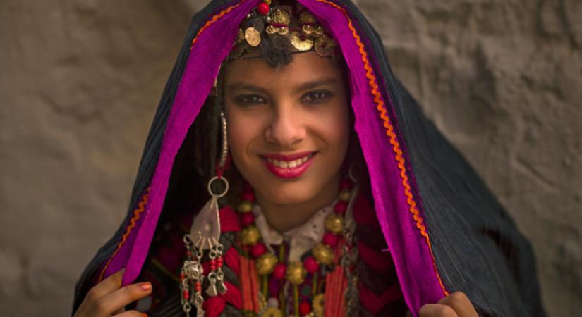 A nők egyszerre több szeretőt tarthatnak, a férfiak arcát kendő fedi: a különös sivatagi nép, a tuaregek élete