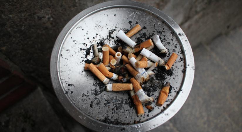 2025-ig betilthatják a közterületi dohányzást az egyik angol megyében