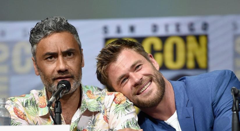 Véget ért a Thor: Szerelem és mennydörgés forgatása, Chris Hemsworth posztolt is egy képet magáról és Taika Waititiről, és bizony nehéz levenni a szemet a karjáról