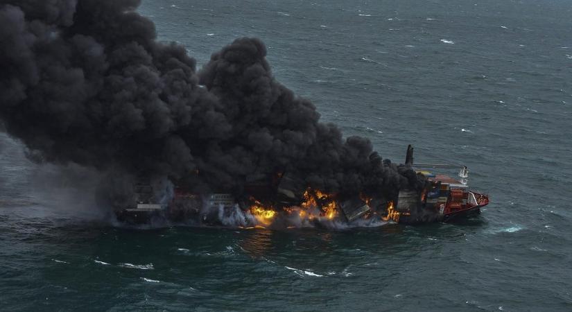 Egy lángoló hajó okozott környezeti katasztrófát Srí Lanka partjainál