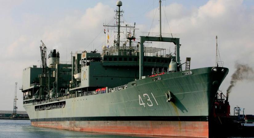 Kigyulladt és elsüllyedt Irán legnagyobb hadihajója az Ománi-öbölben (videó)