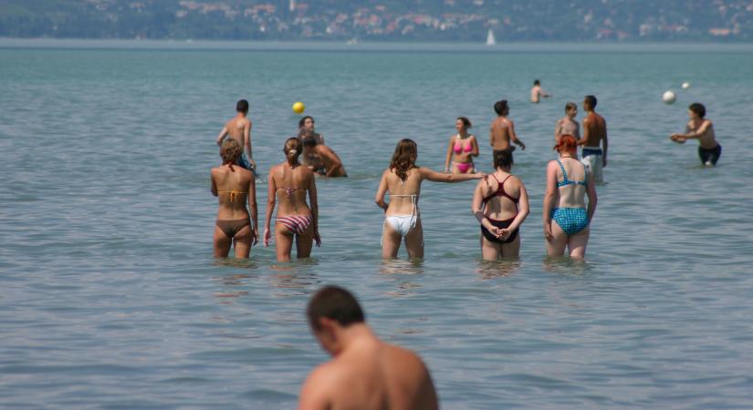 Döntöttek: ilyen korlátozásokkal lehet strandolni a Balatonnál