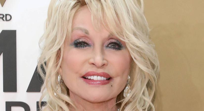 Dolly Parton elárulta, miért alszik minden este sminkben