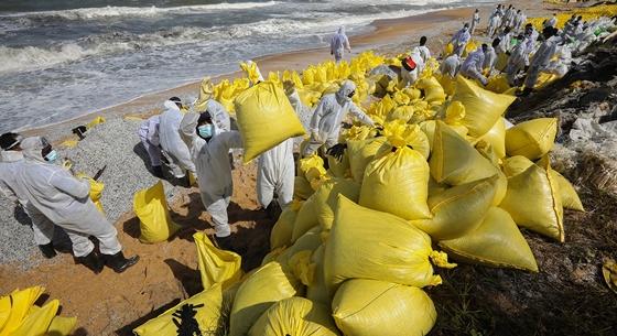 Szatyorműanyag fojtja meg az élővilágot Srí Lanka érintetlen homokos partjain