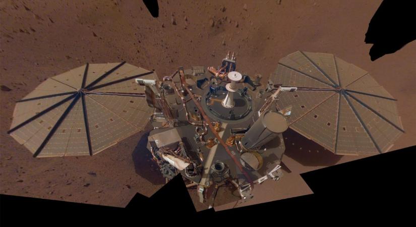Trükkösen porolták le InSight Mars szonda napelemét