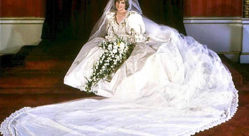 Kiállítják Diana menyasszonyi ruháját