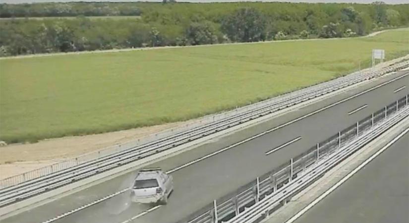 VIDEÓ: Így történt a baleset a forgalommal szemben hajtó autós miatt az M85-ösön