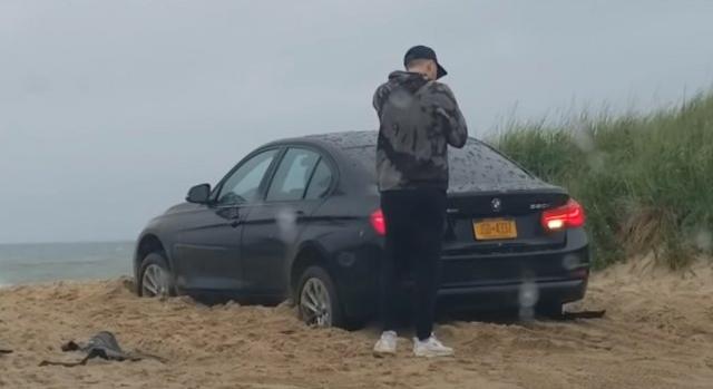 Videó: kizárta magát a kaparó kerékkel homokban ragadt kocsiból!