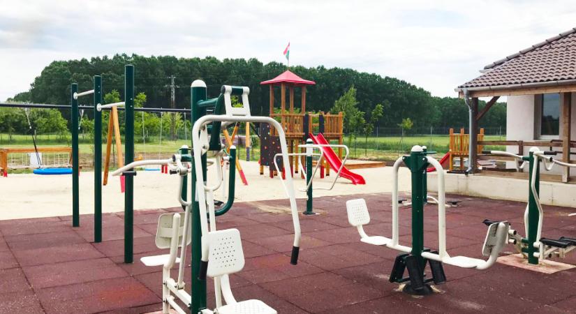 Megnyílt az új játszótér és a kondipark Sárándon