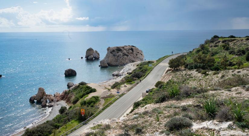 Hétfőtől szabadon utazhatnak nyaralni a beoltott magyarok Ciprusra