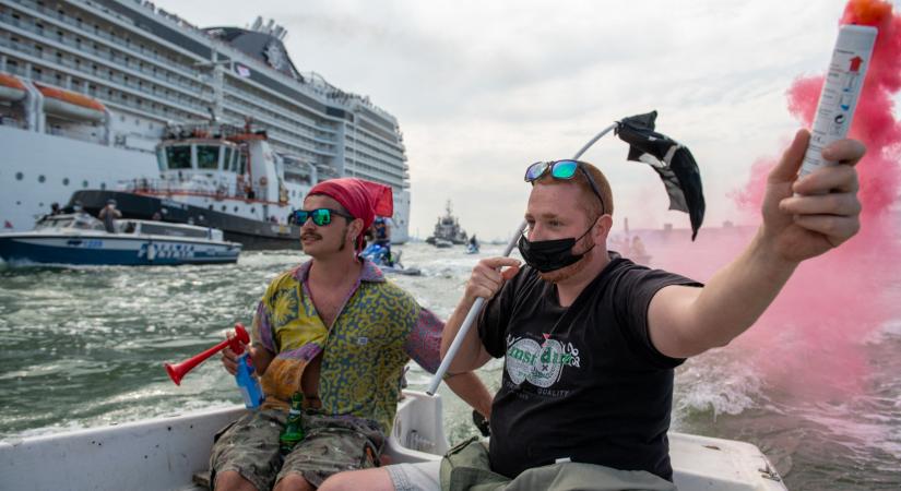 Csónakokban tiltakoztak a velenceiek a pandémia utáni első óceánjáró miatt