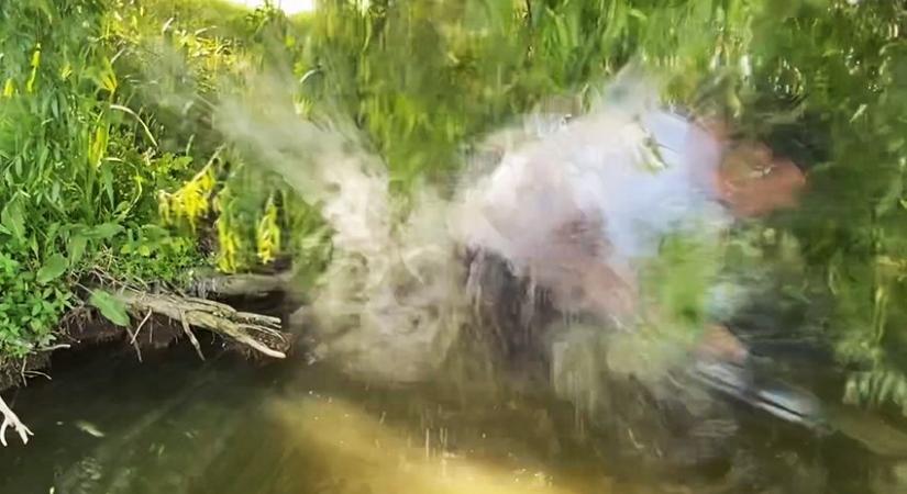 Hihetetlen! Harcsa rántott vízbe egy horgászt a szomszéd megyében (videó)