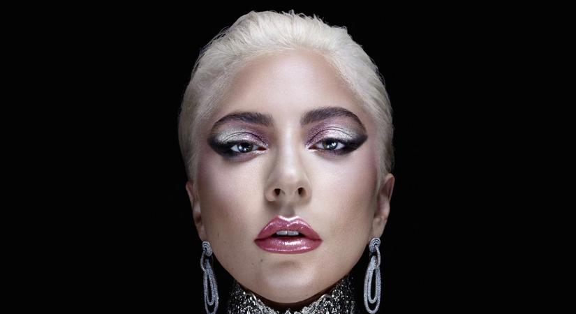 Fűszálak simogatják Lady Gaga hatalmas kebleit - Videó