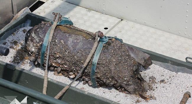 Száz kilós bombát emeltek ki a Dunából a Lánchídnál