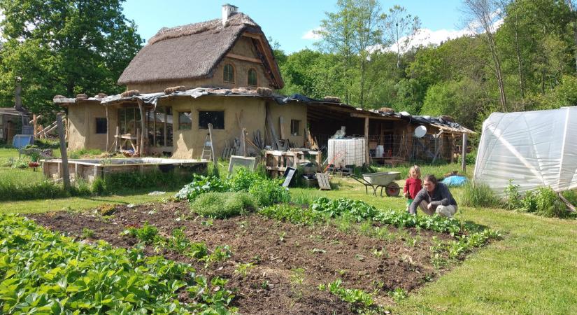 Ez lett az elhagyatott magyar vidékből: hobbitházas ökotanyát csinált a fiatal belga pár