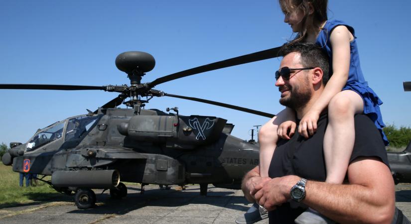 Az amerikai hadsereg harci helikopterei landoltak itthon