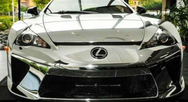 Több mint egymillió eurót kérnek a legcsillogóbb Lexus LFA-ért