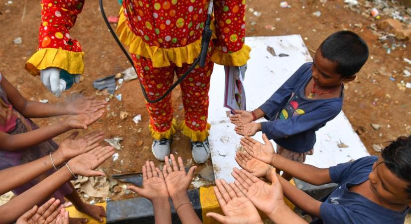 A bohóc tanítja kezet mosni az indiai utcagyerekeket