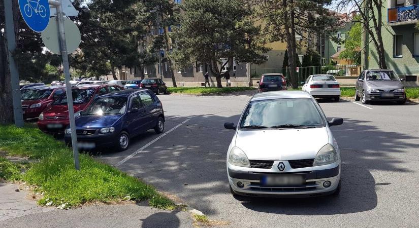 Szabálytalan és kreatív parkolások Szombathelyen: a Markusovszky utca és a bicikliút esete