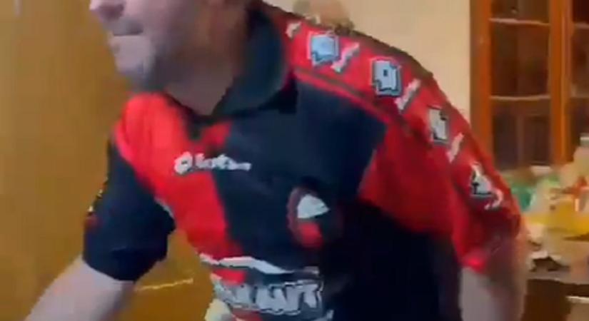 A fociszurkoló a gyerekei előtt kezdett bizarr ünneplésbe az apja hamvaival - videó
