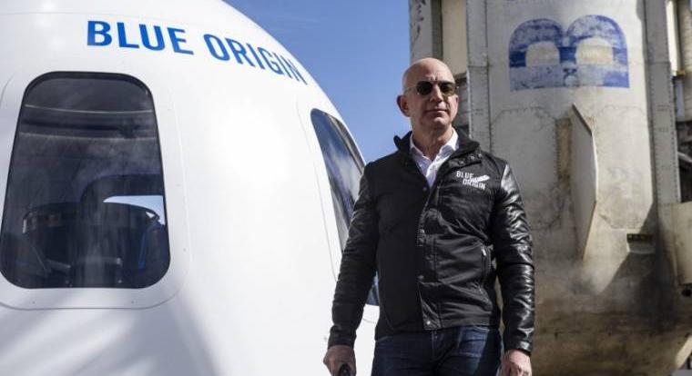 Jeff Bezos nagyon komolyan veszi az űrversenyt, magát is kilövi