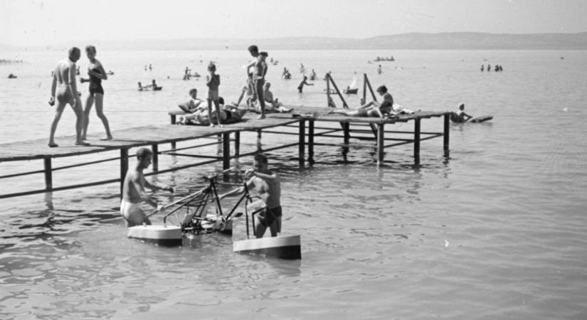 Ilyen volt az első vízibicikli a Balatonon