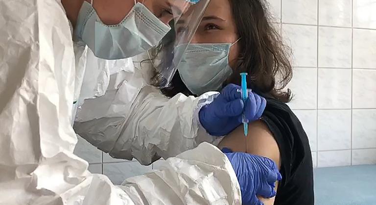 Oroszország már októberben bevetné a koronavírus elleni oltást