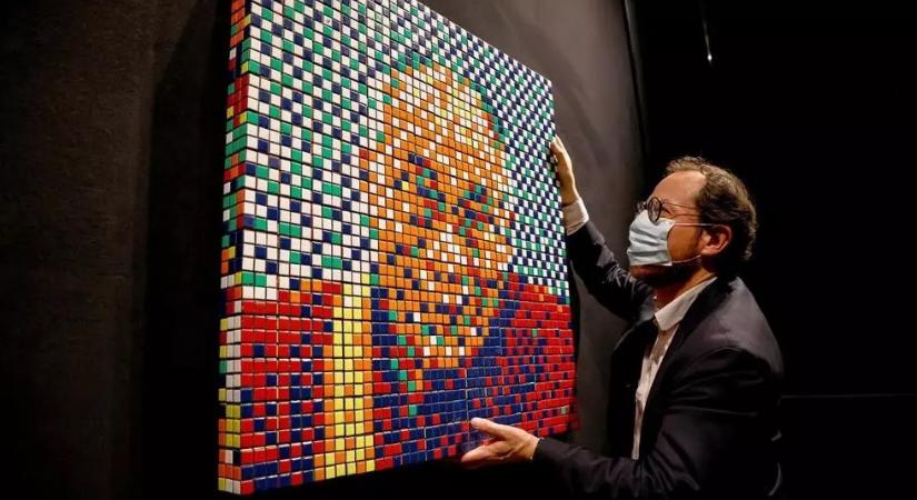 Milliókat ér a dalai láma – Rubik-kockákból