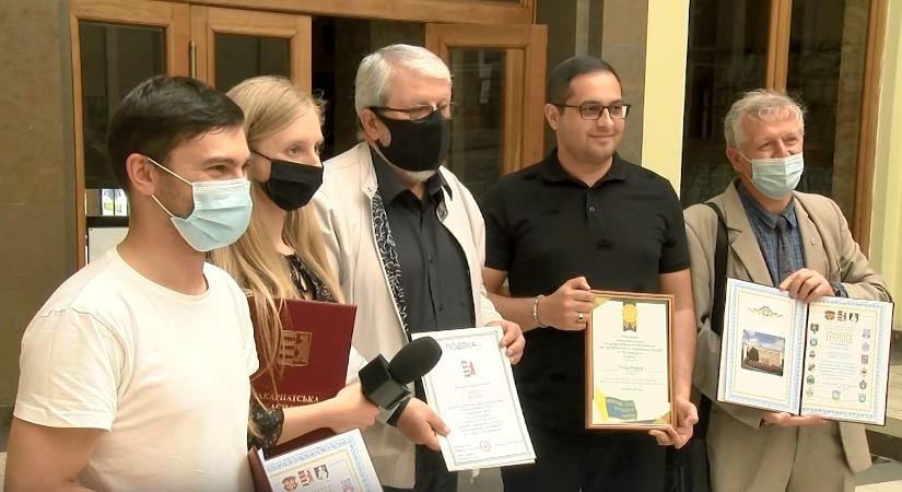 Kitüntetéseket, díjakat és okleveleket adtak át Ungváron az újságírók napja alkalmából (videó)