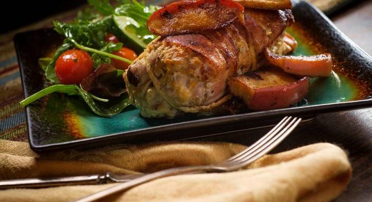 Baconnel még finomabb a pulykamell – próbáld ki egy nagy adag görögsalátával!
