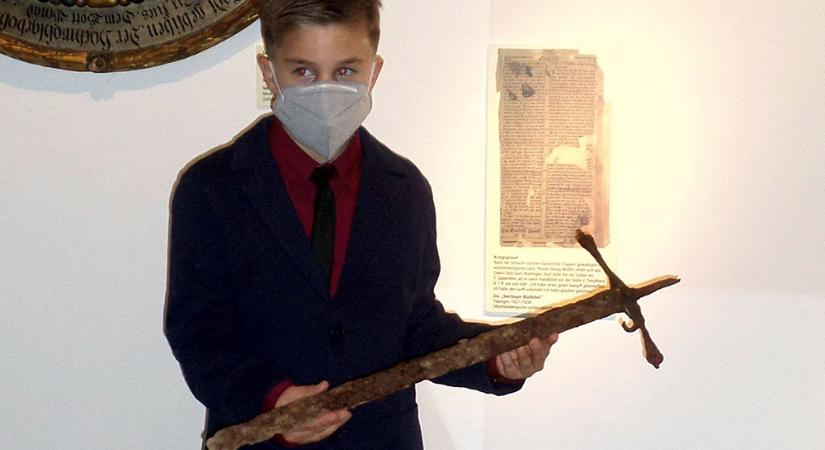Történelmi kardot talált erdei séta közben egy fiú