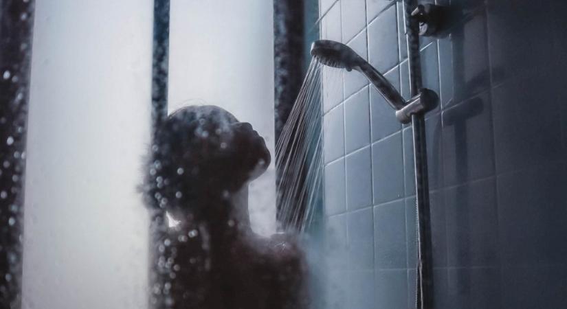 Hátborzongató: Zuhanyzóban lévő hajcsomókból fedezte fel a nő, hogy egy idegen él a házában