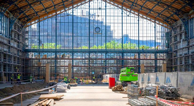 Ez történik most a Nyugati pályaudvaron: Az ország legforgalmasabb vasútállomását szétkapták, hogy megszépüljön