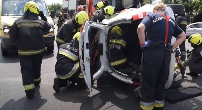 Felborult egy autó az Üllői úton, a tűzoltók mentették ki a sofőrt – videó