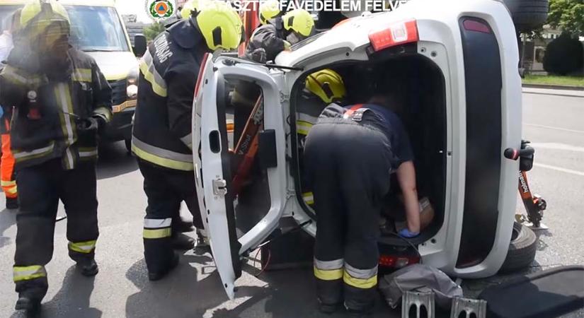 VIDEÓ: Felborult egy autó az Üllői úton, a tűzoltók mentették ki a sofőrt