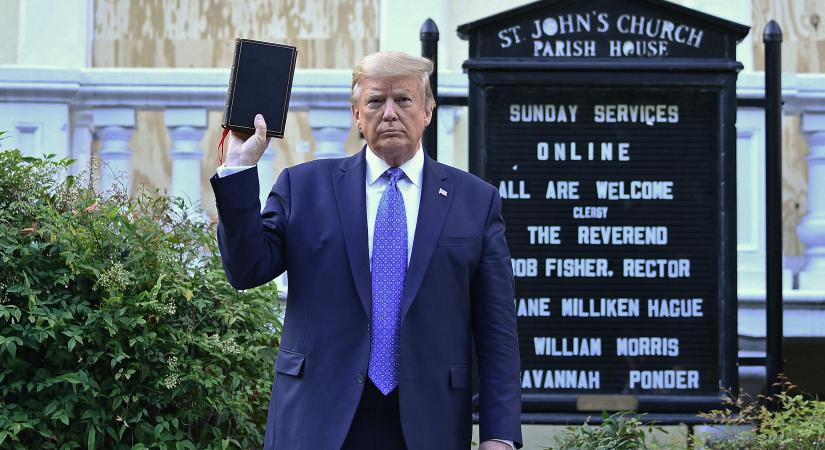 Nem Trump Bibliával pózolós fotójáért oszlattak fel egy tüntetést még 2020-ban