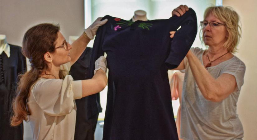 Az elmúlt száz év viselettörténetéről nyílik kiállítás Hódmezővásárhelyen