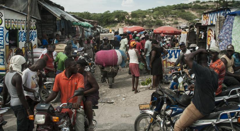 Ezrek menekültek el a haiti fővárosból