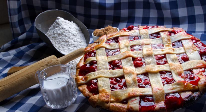 Klasszikus rácsos pite cseresznyés töltelékkel: vaníliafagyival megkoronázva az igazi