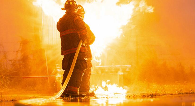 Kigyulladt nyaralóhoz riasztották a tűzoltókat: meghalt egy ember Jászberényben