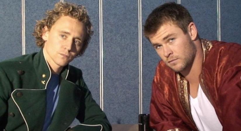 Tom Hiddleston felidézte az első találkozását Chris Hemsworth-szel, és azt is elárulta, miért viselik azokat a fura ruhákat az első közös képükön