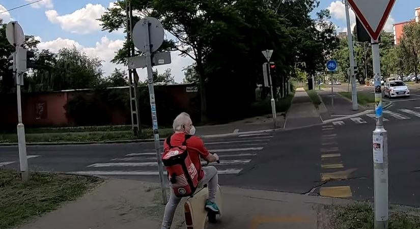 Trabant-testű elektromos rollerrel jár egy idős úr Budapesten