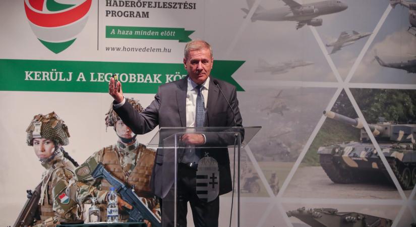 Nyugállományúaknak tartott előadást a honvédelmi miniszter Veszprémben