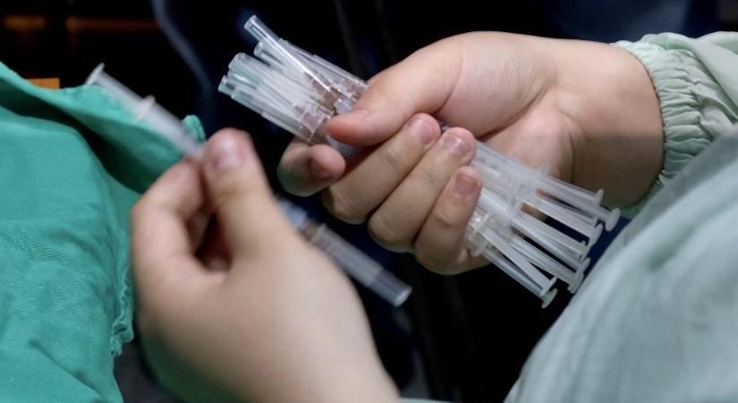 CDC: a vártnál több a szívizomgyulladás a fiatal férfiaknál a Pfizer- és a Moderna-oltások után