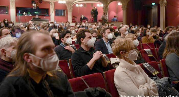 1 néző fertőződött meg a romániai kísérleti színházi előadásokon